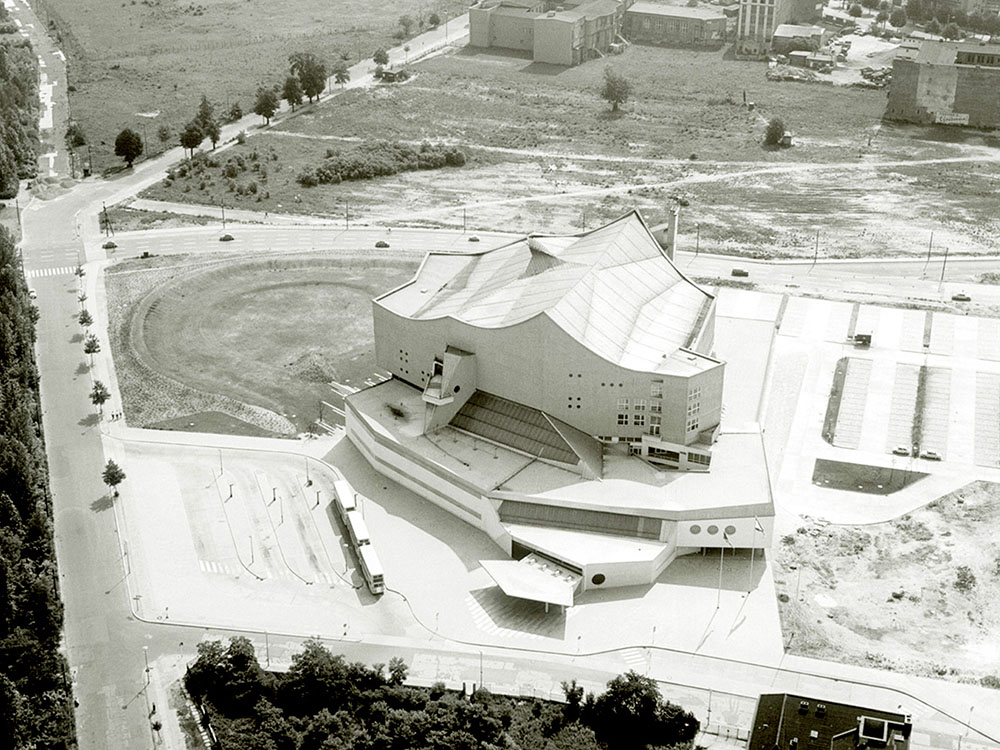 Exterior of the Berlin Philharmonie in 1964.  Due to its location near the Berlin Wall, there were few buildings near the Hall - a very different situation to today, when it stands at the new, post-Cold War center of the city. (Photo: Reinhard Friedrich)