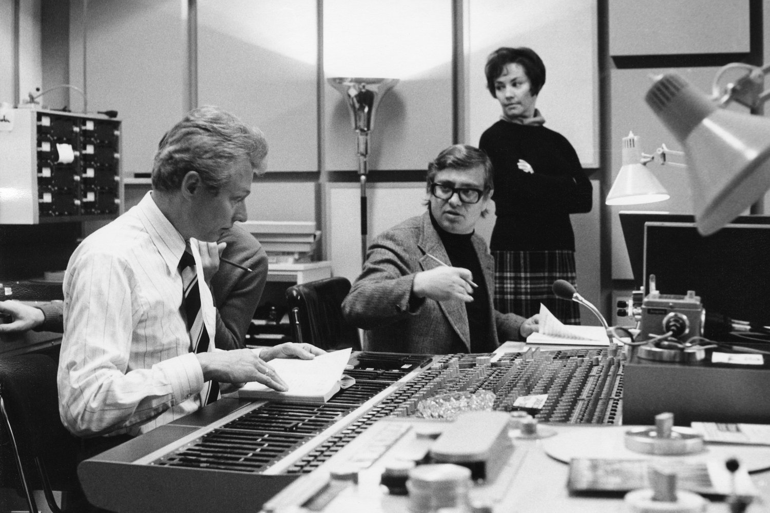 Tonmeister Hans-Peter Schweigmann [4], recording producer Werner Mayer [5] and Edith Mathis at the new PolyGram module mixer during a recording session in Munich 1974.