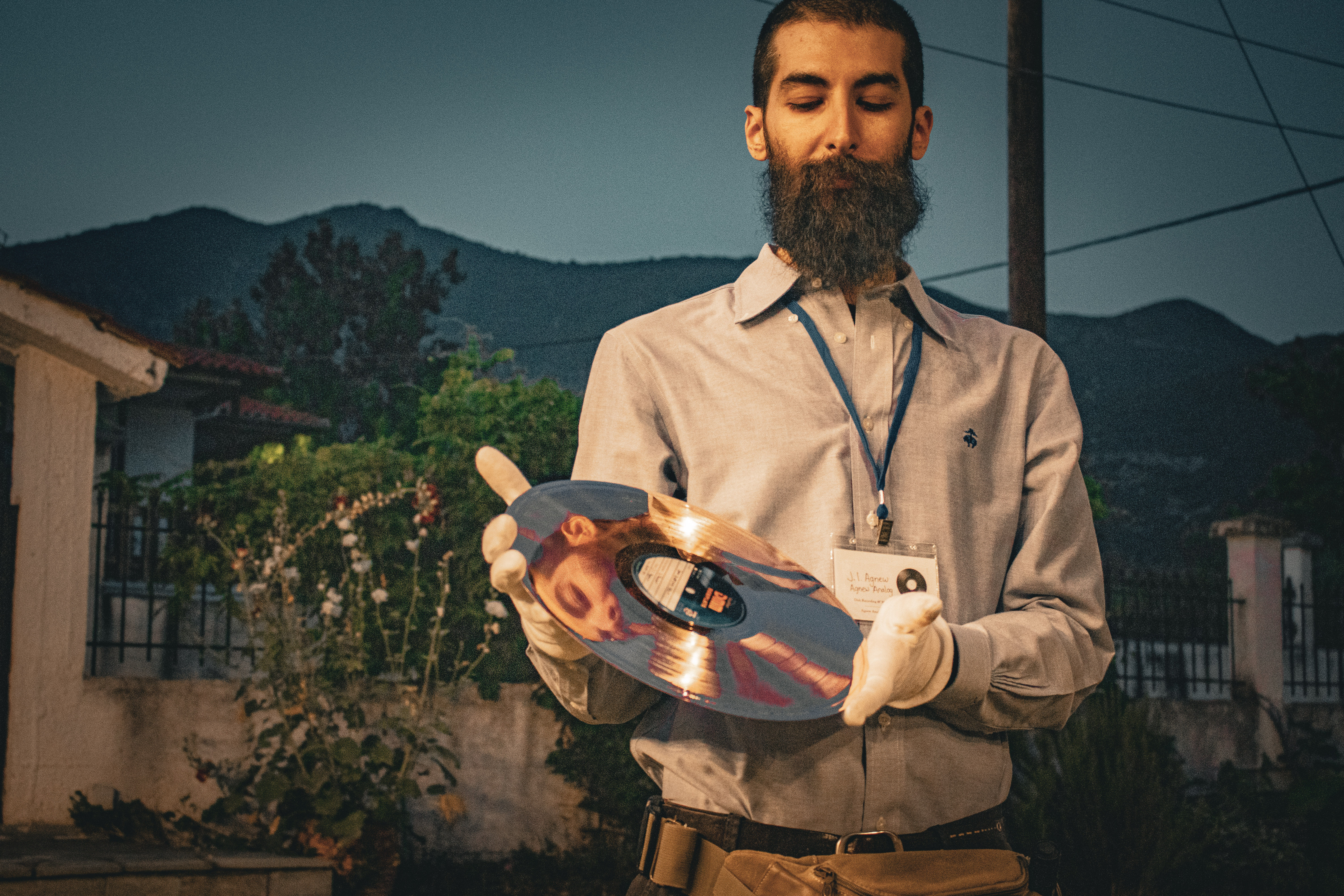 J. I. Agnew describing the Direct Metal Mastering process (DMM), while holding the Stockfisch Records DMM Dubplate Vol. 1, cut by Gunter Pauler.