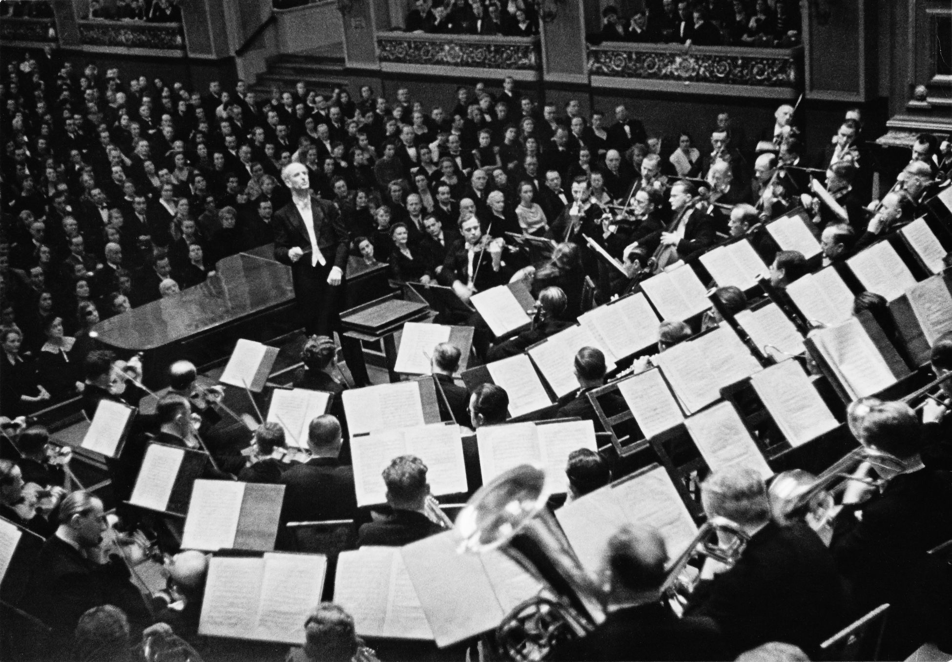 Furtwängler in concert in the old Philharmonie, probably on 30th September, 1935 (Photo: Rudolf Kessler)