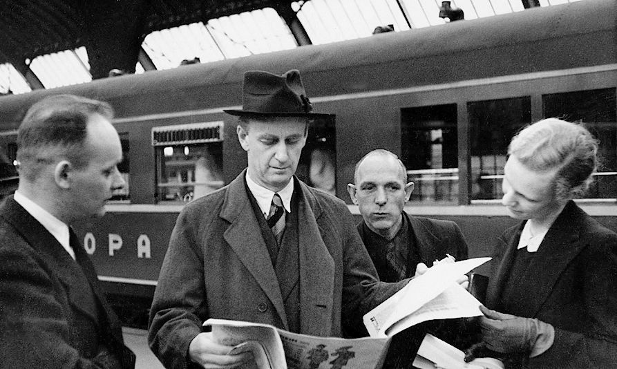 Furtwängler with members of the orchestra, 1933 (Photo: Berlin Philharmonic Archive)